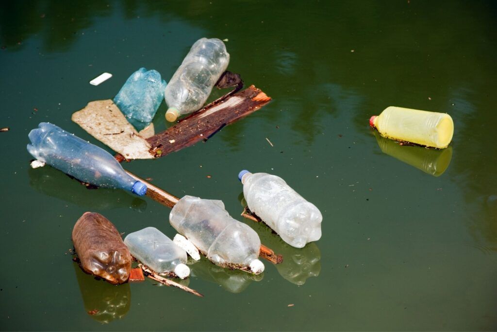 plastikowe butelki pływające w wodzie