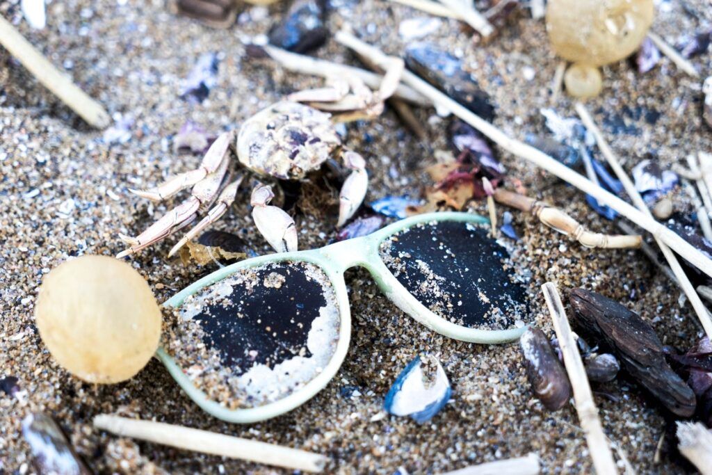 plastikowe śmieci na plaży